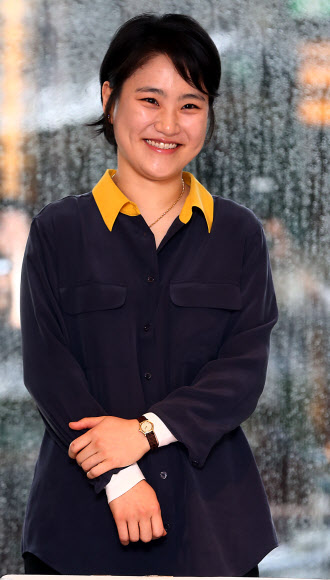 첼리스트이자 지휘자인 장한나가 6일 서울 중구 웨스틴조선호텔에서 열린 ‘2013 장한나의 앱솔루트 클래식 Ⅴ’ 기자간담회에서 밝은 미소로 사진 촬영에 응하고 있다. 연합뉴스