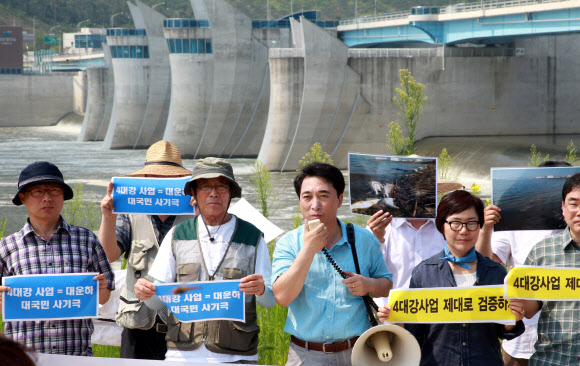민주당 4대당사업진상조사위원회·4대강사업국민검증단이 6일부터 경남북, 경기도 일대의 4대강 사업현장을 찾아 검증작업을 시작했다. 연합뉴스