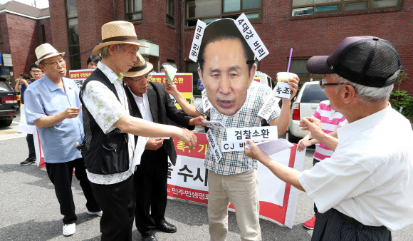 민주민생평화통일주권연대 소속 회원들이 1일 서울 종로구 청운동사무소 앞에서 이명박 정부가 추진했던  4대강  사업과 자원개발사업 등에 대한 수사를 촉구하는 퍼포먼스를 하고 있다. 연합뉴스