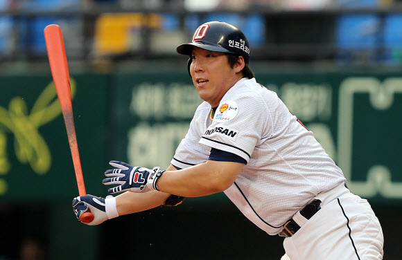 타격머신 김현수 6년 연속 100안타·홈런도 팡팡  김현수(두산)가 7일 잠실구장에서 프로야구 넥센에 5-3으로 앞선 2회말 상대 선발 나이트로부터 투런 홈런을 뽑아내고 있다. 1회 좌전 안타로 6년 연속 100안타(역대 35번째)를 기록했는데 시즌 12호 홈런으로 이를 자축한 것이다.<br>연합뉴스