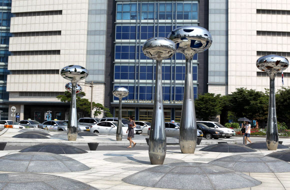 전북 전주의 낮 최고기온이 35도를 오르내릴 정도의 찜통더위를 보이고 있는 가운데 시민의 왕래가 잦은 전주 롯데백화점 앞 분수대는 수일째 가동이 안되고 있다. 연합뉴스