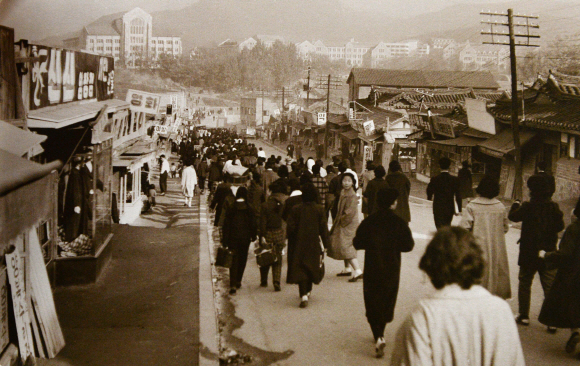1950년대 신촌 이화여자대학교 입구. 김한용의 ‘서울풍경’ 중에서