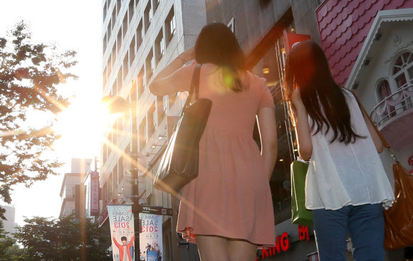불볕더위가 이어진 8일 오후 서울 중구 명동거리에서 시민들이 걸어가고 있다. 연합뉴스