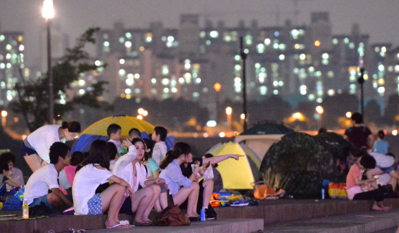 8일 오후 서울 마포구 물빛공원에서 시민들이 열대야를 피해 더위를 식히고 있다. 박지환 popocar@seoul.co.kr