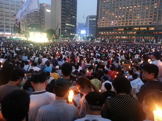‘국정원 개혁’을 외치는 시민들과 단체, 민주당 관계자들이 10일 서울광장에서 촛불집회를 열었다. 김민석 기자 shiho@seoul.co.kr