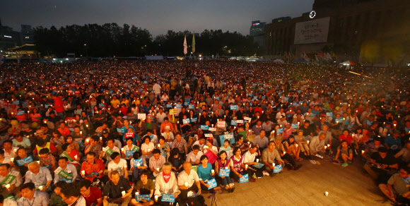 10일 오후 서울광장에서 ’국정원 정치공작 대선개입 시국회의’ 주최로 ’제6차 국민촛불대회’가 열렸다. 참석자들이 촛불을 들고 투쟁 구호를 외치고 있다. 연합뉴스