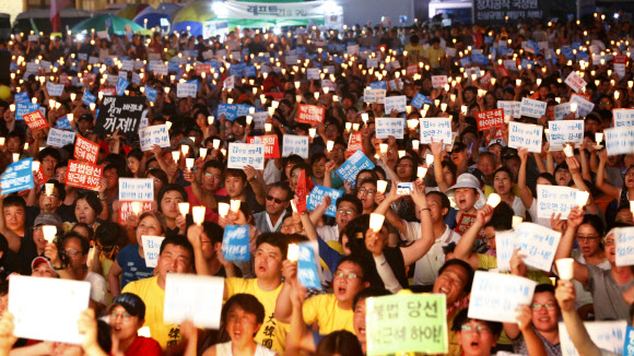 구호 외치는 시민들
