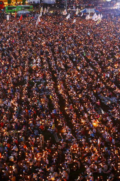 서울광장에 모인 촛불 인파