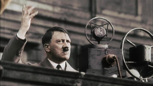 히틀러의 권력 장악은 극작가 브레히트의 말처럼 인류가 충분히 막아 낼 수 있는 ‘피할 수 있는 득세’였다. 나치의 대중집회에서 연설하는 히틀러.<br>EBS 제공