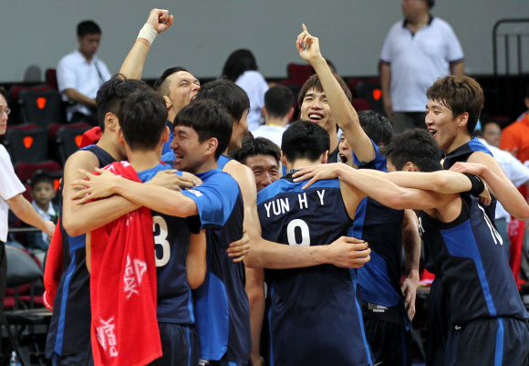 남자농구 대표팀 선수들이 11일 필리핀 마닐라의 몰오브아시아 아레나에서 열린 국제농구연맹(FIBA) 아시아선수권 3, 4위전에서 타이완을 75-57로 제압하고 16년 만에 월드컵(세계선수권) 출전권을 확보한 것을 자축하고 있다. 마닐라 사진 공동취재단