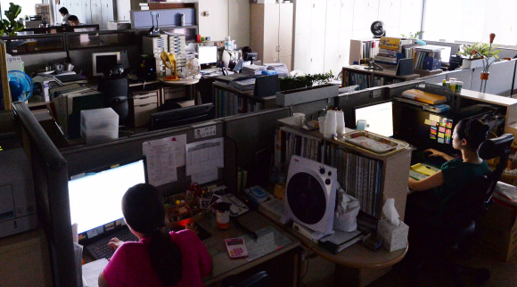 전력수급경보 ‘준비’ 단계에 머무르고 있는 12일 삼성동 한국전력거래소 사무실에서 직원들이 형광등을 끈 채 업무를 보고 있다. 이언탁 utl@seoul.co.kr