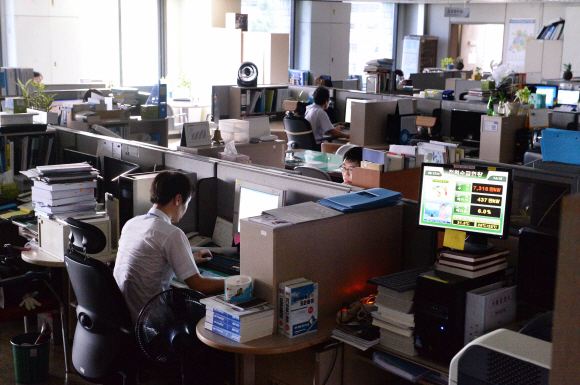 전력수급경보 ‘준비’ 단계에 머무르고 있는 12일 삼성동 한국전력거래소 사무실에서 직원들이 형광등을 끈 채 업무를 보고 있다. 이언탁 utl@seoul.co.kr