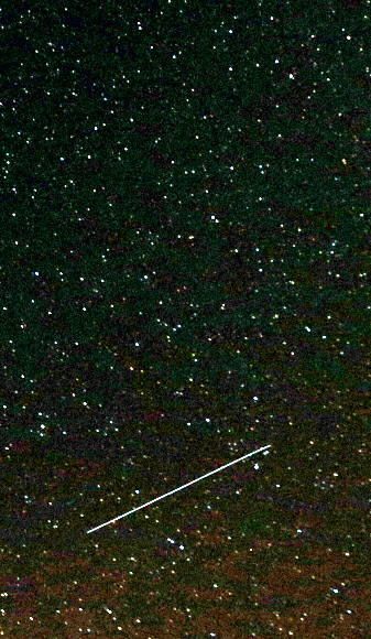 13일 오전 인천시 강화군 내가면 고인돌유적지 하늘에 페르세우스 유성우가 궤적을 그리며 떨어지고 있다. 연합뉴스