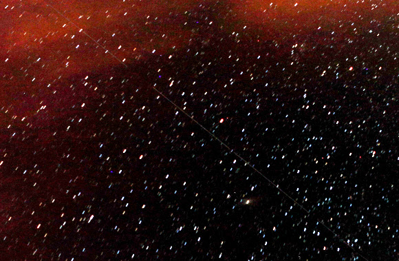 13일 오전 인천시 강화군 내가면 고인돌유적지 하늘에 페르세우스 유성우가 궤적을 그리며 떨어지고 있다. 연합뉴스