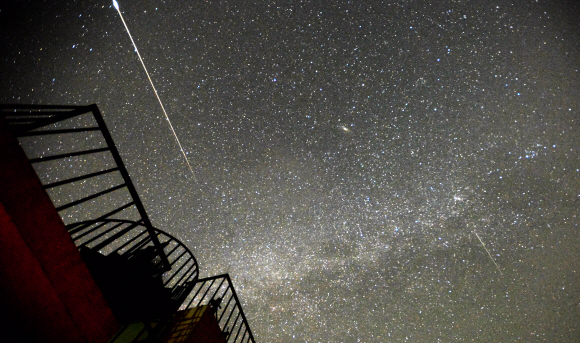 13일 오전 강원도 횡성 천문인마을의 천문대 너머로  빛나는 은하수 사이로 유성이 떨어지고 있다.  박지환 popocar@seoul.co.kr