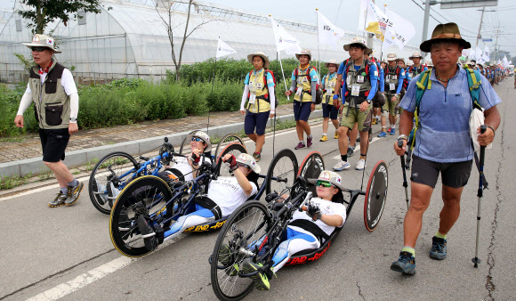 2014인천장애인아시아경기대회 조직위원회는 지난 10일 강원도 고성 통일전망대에서 경기도 파주 임진각까지 250㎞를 행군하는 ‘2013 DMZ 평화대장정’ 행사를 마쳤다고 11일 밝혔다. 사진은 지난 10일 원정대원들이 행군하는 모습.  << 2014인천장애인아시아경기대회 >>
