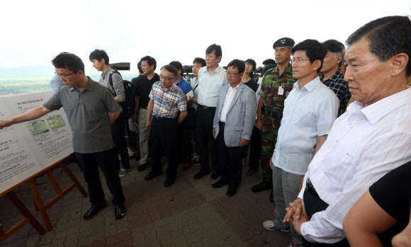 경기도가 한강하구~파주~연천~철원~고성을 벨트로 묶고 북한지역까지 확대하는 4단계 ‘비무장지대(DMZ) 세계평화공원’ 자체 구상안을 13일 공개했다. 도 관계자가  13일 파주시 도라전망대에서 DMZ 평화공원 구상에 대해 설명하고 있다.  연합뉴스