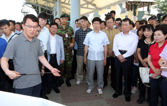 경기도가 한강하구~파주~연천~철원~고성을 벨트로 묶고 북한지역까지 확대하는 4단계 ‘비무장지대(DMZ) 세계평화공원’ 자체 구상안을 13일 공개했다. 도 관계자가  13일 파주시 도라전망대에서 DMZ 평화공원 구상에 대해 설명하고 있다.  연합뉴스