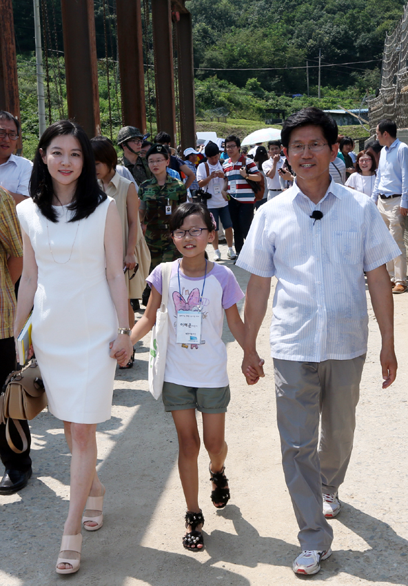 경기도는 13일 연천군 신서면에서 열린 찾아가는 실·국장 회의에서 영화배우 이영애 씨를 DMZ 평화대사로 위촉했다.  연합뉴스