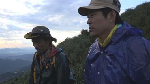 한때 밤무대 최고의 파트너였지만 지금은 원수 같은 사이가 된 ‘너훈아’ 김갑순(왼쪽)씨와 ‘태쥐나’ 윤찬씨.<br>EBS 제공