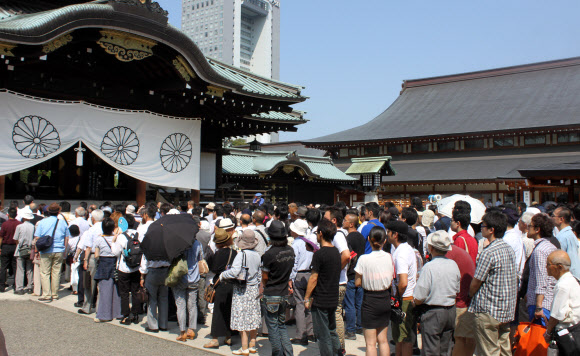 15일 일본 도쿄도 지요다구 소재 야스쿠니(靖國) 신사에서 방문객이 참배를 위해 차례를 기다리고 있다. 연합뉴스