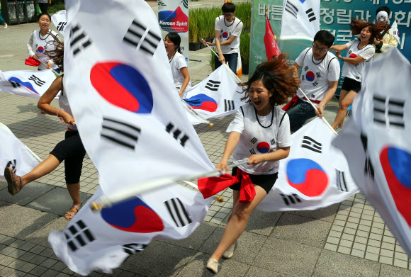 15일 서울 광화문 열린시민광장에서 세계국학원청년단 주관으로 열린 ‘광복 68주년 8.15 태극기 플래시몹 행사’에서 참가자들이 멋진 퍼포먼스를 선보이고 있다. 세계국학원청년단은 이날 “광복절 태극기를 들어 대한민국의 얼을 깨워주세요!”라는 주제로 전국적으로 태극기플래쉬몹 행사를 열었다. 연합뉴스