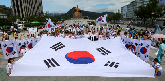 15일 서울 광화문광장에서 세계국학원청년단 주관으로 열린 ‘광복 68주년 8.15 태극기 플래시몹 행사’에서 참가자들이 멋진 퍼포먼스를 선보이고 있다. 세계국학원청년단은 이날 “광복절 태극기를 들어 대한민국의 얼을 깨워주세요!”라는 주제로 전국적으로 태극기플래쉬몹 행사를 열었다. 연합뉴스