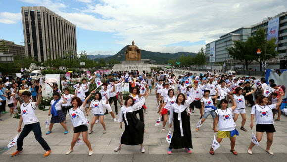 15일 서울 광화문광장에서 세계국학원청년단 주관으로 열린 ‘광복 68주년 8.15 태극기 플래시몹 행사’에서 참가자들이 멋진 퍼포먼스를 선보이고 있다. 세계국학원청년단은 이날 “광복절 태극기를 들어 대한민국의 얼을 깨워주세요!”라는 주제로 전국적으로 태극기플래쉬몹 행사를 열었다.  연합뉴스