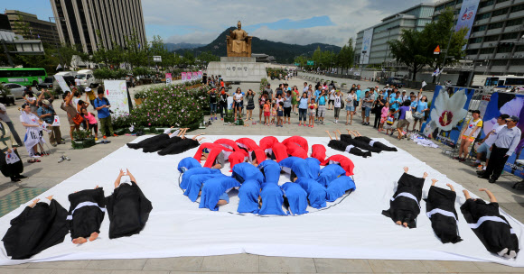 15일 서울 광화문광장에서 세계국학원청년단 주관으로 열린 ‘광복 68주년 8.15 태극기 플래시몹 행사’에서 참가자들이 멋진 퍼포먼스를 선보이고 있다. 세계국학원청년단은 이날 “광복절 태극기를 들어 대한민국의 얼을 깨워주세요!”라는 주제로 전국적으로 태극기플래쉬몹 행사를 열었다. 연합뉴스