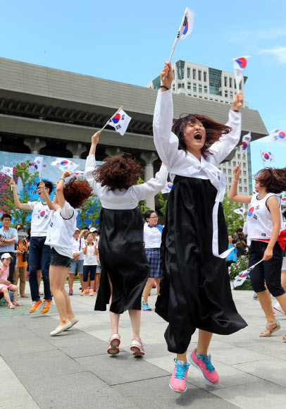 15일 서울 광화문광장에서 세계국학원청년단 주관으로 열린 ‘광복 68주년 8.15 태극기 플래시몹 행사’에서 참가자들이 멋진 퍼포먼스를 선보이고 있다. 세계국학원청년단은 이날 “광복절 태극기를 들어 대한민국의 얼을 깨워주세요!”라는 주제로 전국적으로 태극기플래쉬몹 행사를 열었다.  연합뉴스