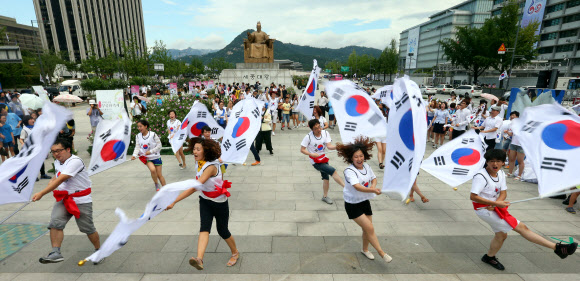 15일 서울 광화문광장에서 세계국학원청년단 주관으로 열린 ‘광복 68주년 8.15 태극기 플래시몹 행사’에서 참가자들이 멋진 퍼포먼스를 선보이고 있다. 세계국학원청년단은 이날 “광복절 태극기를 들어 대한민국의 얼을 깨워주세요!”라는 주제로 전국적으로 태극기플래쉬몹 행사를 열었다. 연합뉴스