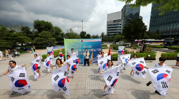 15일 서울 광화문 열린시민광장에서 세계국학원청년단 주관으로 열린 ‘광복 68주년 8.15 태극기 플래시몹 행사’에서 참가자들이 멋진 퍼포먼스를 선보이고 있다. 세계국학원청년단은 이날 “광복절 태극기를 들어 대한민국의 얼을 깨워주세요!”라는 주제로 전국적으로 태극기플래쉬몹 행사를 열었다.  연합뉴스