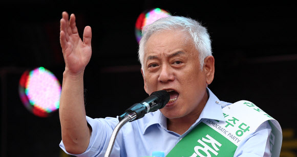 김한길 민주당 대표가 17일 오후 서울광장에서 열린 ‘민주주의 회복과 국정원 개혁촉구 3차 국민보고대회’에서 국정원의 개혁을 촉구하는 발언을 하고 있다.  연합뉴스