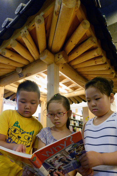경기도 안산의 관산도서관은 전국 최초로 도서관 내에 ‘한옥 어린이도서관’을 운영하고 있다.