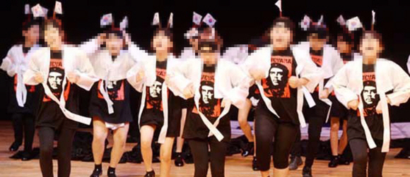 ‘체 게바라 티셔츠’를 입은 광주시립 소년소녀합창단이 지난 15일 빛고을시민문화관에서 광복절 기념 공연을 하고 있다. KBS 화면 캡처