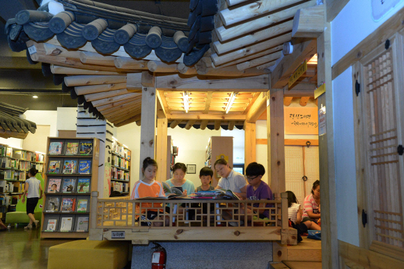 경기도 안산의 관산도서관은 전국 최초로 도서관 내에 ‘한옥어린이도서관’을 운영하고 있다.  이종원 선임기자 jongwon@seoul.co.kr