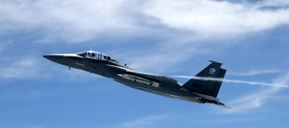 차기전투기(F-X) 사업 최종 입찰에서 우리 정부가 제시한 총사업비 한도 내 가격을 제시, 유리한 고지를 선점했던 유로파이터가 입찰서류에 하자가 생겨 사실상 탈락했다. 이에 따라 미국 보잉사의 F-15SE가 F-X 기종으로 유력해졌다. 사진은 지난 2010년 7월 미국 미주리주 램버트-세인트루이스 국제공항에서 F-15SE 시제기가 첫 비행을 하는 모습. << 보잉사 제공 >>