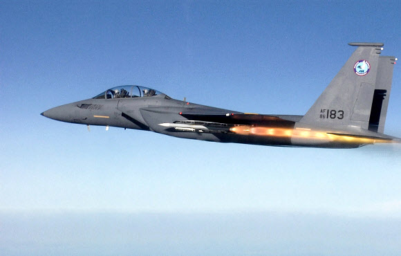 방위사업청은 18일 “최종 입찰에 참가한 2개 업체 중 1개 업체가 합의한 조건을 임의로 변경한 게 확인돼 부적격 처리하고, 나머지 1개 업체만 방위사업추진위원회에 상정할 계획”이라고 전했다. 이로써 미국 보잉사의 F-15SE가 단독후보로 9월 중순 방위사업추진위원회에 상정될 것으로 예상된다. 사진은 F-15SE의 모습.  <<보잉 제공>>