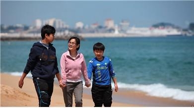 베트남 이주여성 레티 홍화(가운데)가 두 아들의 손을 잡고 해변가를 거닐고 있다. 22일 방영되는 KBS1TV ‘KBS 파노라마’는 다문화가정 아이들의 아픔을 들여다보고 이들에게 희망을 되찾아줄 방안을 모색한다.<br>KBS 제공