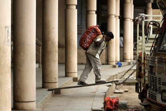 인도 채소값이 1년 전보다 114%나 폭등한 데다 루피화 가치까지 폭락해 정부의 경제정책에 대한 비판이 높아지고 있다. 뉴델리 AP 연합뉴스
