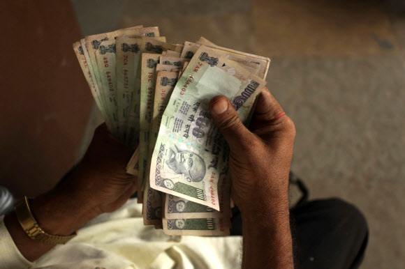 인도 채소값이 1년 전보다 114%나 폭등한 데다 루피화 가치까지 폭락해 정부의 경제정책에 대한 비판이 높아지고 있다. 뉴델리 AP 연합뉴스