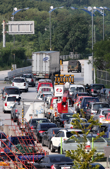 22일 오전 경기도 파주시 경의선 남북출입사무소에서 개성공단 차량이 출경하고 있다.  연합뉴스
