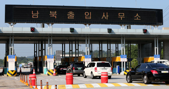 22일 오전 경기도 파주시 경의선 남북출입사무소에서 개성공단 차량이 출경하고 있다. 연합뉴스