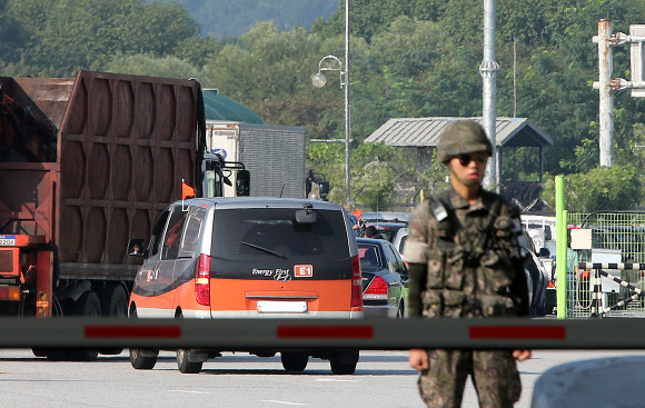 22일 오전 경기도 파주시 경의선 남북출입사무소에서 개성공단 차량이 출경하고 있다.  연합뉴스