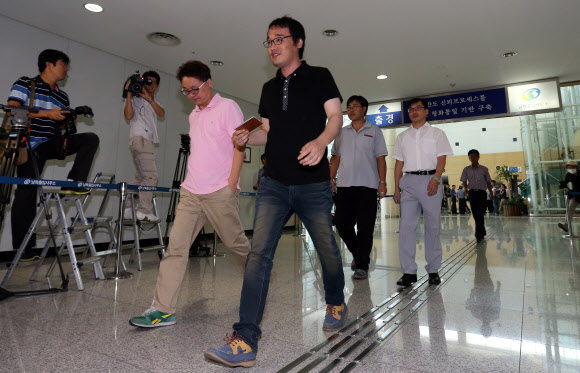 22일 오전 경기도 파주시 경의선 남북출입사무소에서 개성공단 관계자들이 출경을 위해 이동하고 있다. 연합뉴스