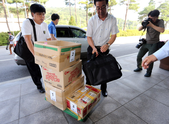 22일 오전 경기도 파주시 경의선 남북출입사무소에서 개성공단 관계자들이 출경을 위해 이동하고 있다.  연합뉴스