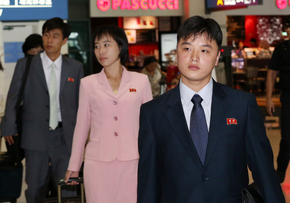 오는 22일부터 광주광역시에서 열리는 UN 유스리더십프로그램(YLP)에 참가하는 북한 청소년과 인솔자들이 21일 인천국제공항을 통해 입국하고 있다. 연합뉴스