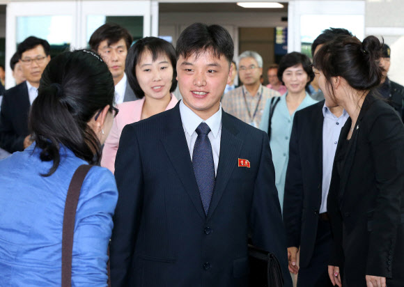 오는 22일부터 광주광역시에서 열리는 UN 유스리더십프로그램(YLP)에 참가하는 북한 청소년과 인솔자들이 21일 인천국제공항을 통해 입국하고 있다. 연합뉴스