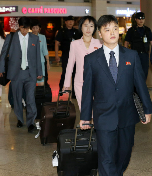 오는 22일부터 광주광역시에서 열리는 UN 유스리더십프로그램(YLP)에 참가하는 북한 청소년과 인솔자들이 21일 인천국제공항을 통해 입국하고 있다. 연합뉴스