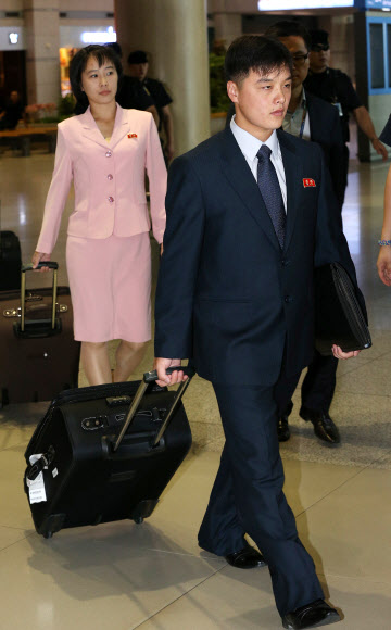 오는 22일부터 광주광역시에서 열리는 UN 유스리더십프로그램(YLP)에 참가하는 북한 청소년과 인솔자들이 21일 인천국제공항을 통해 입국하고 있다. 연합뉴스